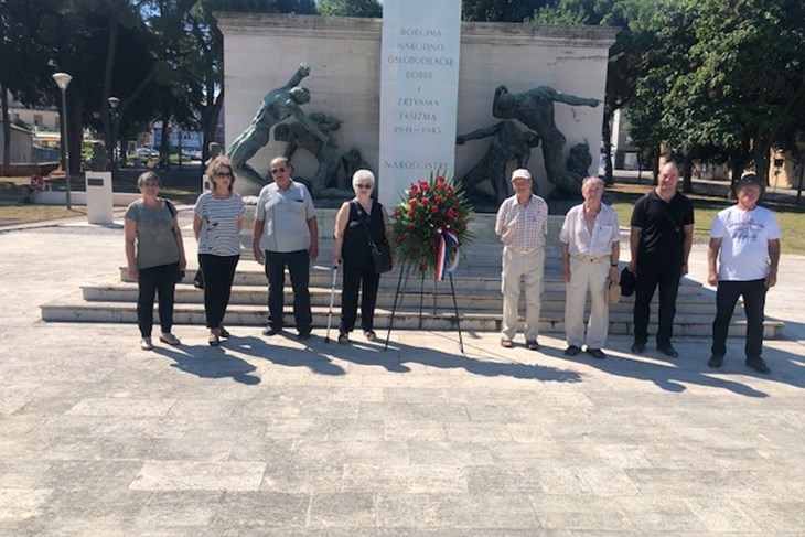 Položen vijenac na Spomenik palim borcima NOB-a i žrtvama fašizma